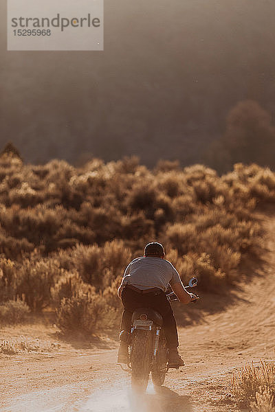 Motorradfahrer,  die Staub aufwirbeln,  Kennedy Meadows,  Kalifornien,  USA