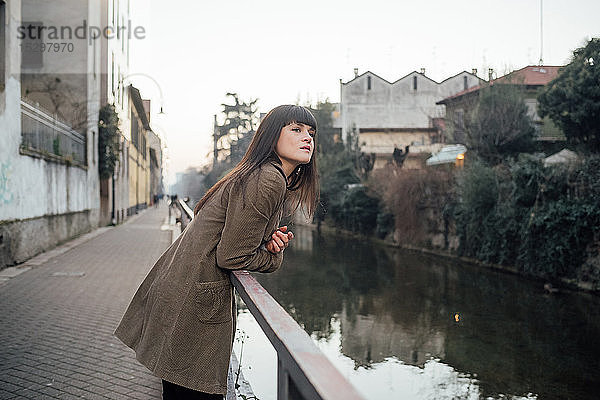 Frau entspannt am Fluss,  Mailand,  Lombardei,  Italien
