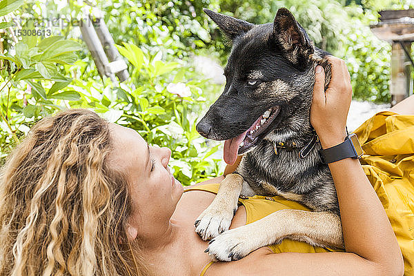 Husky-Schäferhund-Mischlingshund und sein Frauchen,  von Angesicht zu Angesicht