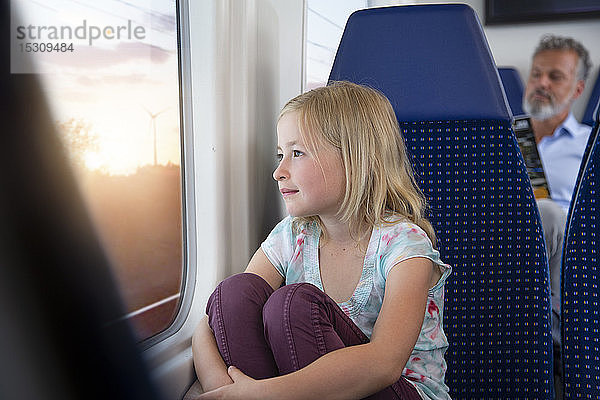 Kleines Mädchen reist mit dem Zug
