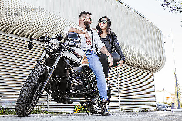 Lachendes Paar auf Motorrad