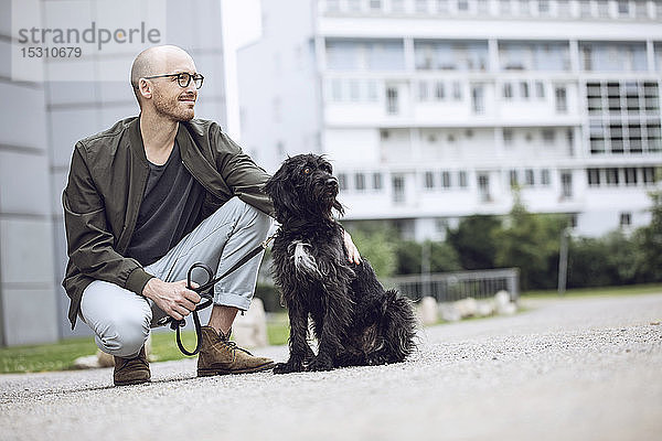 Mann und sein Hund in der Stadt