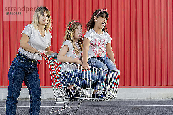 Mutter und ihre Kinder mit Einkaufswagen