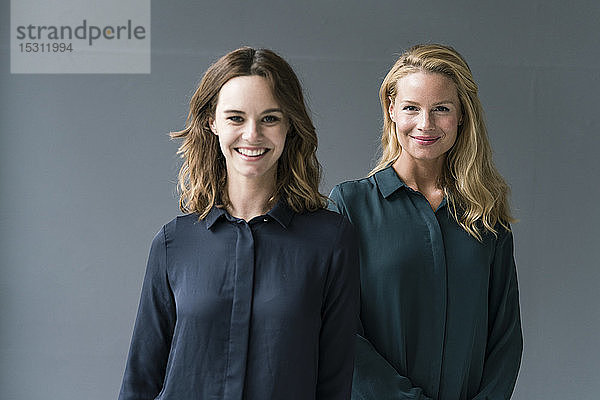 Porträt von zwei lächelnden Geschäftsfrauen