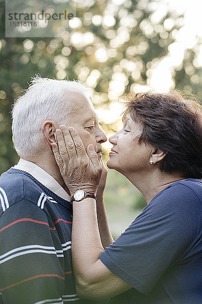 Profil eines älteren verliebten Paares