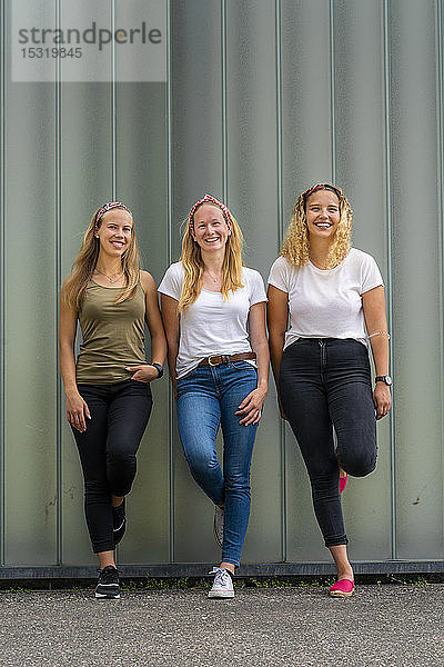 Gruppenbild von drei blonden jungen Frauen