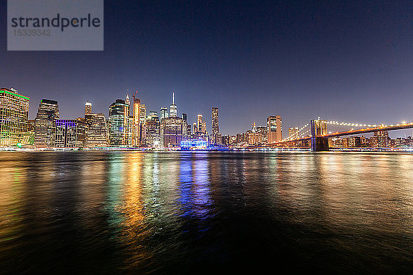 Skyline von Manhattan und Brooklyn Bridge bei Nacht