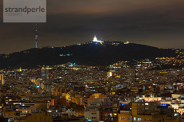 Stadtbild mit Collserola Towera bei Nacht