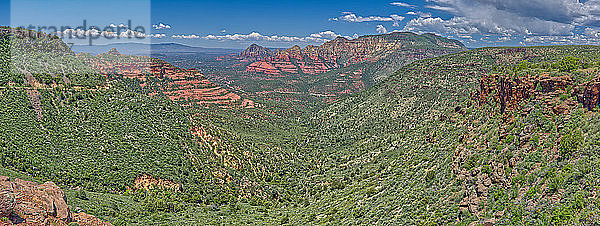 Panoramablick auf Sedona vom Schnebly Hill Vista zur Mittagszeit,  Arizona,  Vereinigte Staaten von Amerika,  Nordamerika