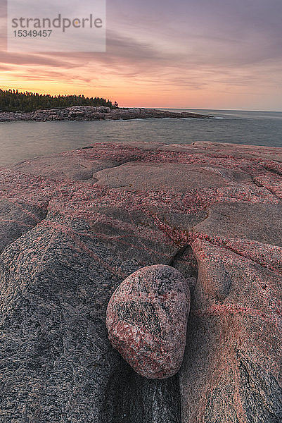 Felsenküste bei Sonnenuntergang,  Lackies Head und Green Cove,  Cape Breton National Park,  Nova Scotia,  Kanada,  Nordamerika