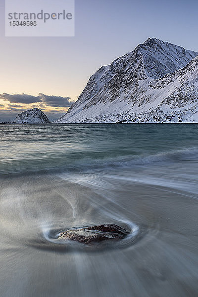 Einsamer Stein am Haukland Strand im Winter,  Lofoten,  Nordland,  Arktis,  Norwegen,  Europa