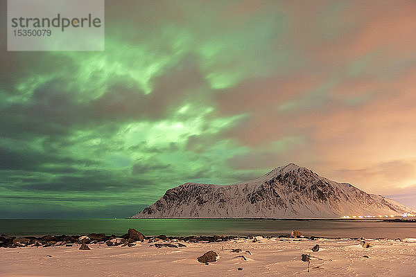 Das Nordlicht (Aurora borealis) mit Bergkette im Winter,  Reine,  Lofoten,  Nordland,  Arktis,  Norwegen,  Europa