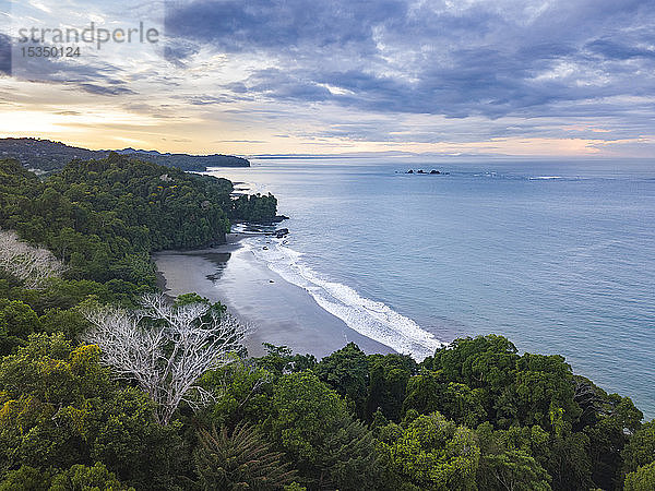Drohnenansicht von Arco Beach und Regenwald bei Sonnenaufgang,  Uvita,  Provinz Puntarenas,  Pazifikküste von Costa Rica,  Mittelamerika
