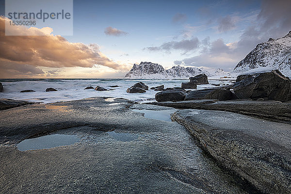 Felsformationen am Strand von Uttakleiv,  Vestvagoy,  Lofoten-Inseln,  Nordland,  Arktis,  Norwegen,  Europa