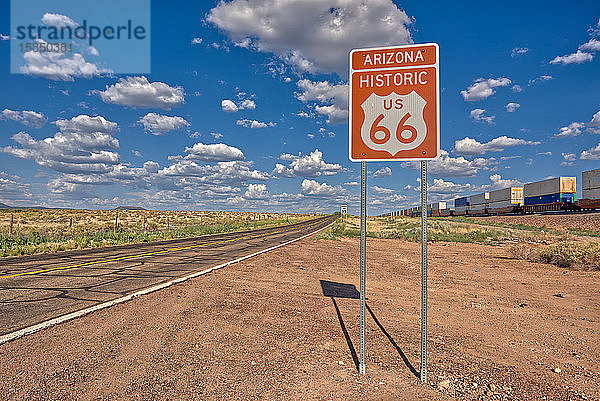 Straßenschild zur Kennzeichnung der Historic Route 66 östlich von Seligman,  dem Geburtsort der berühmten Straße,  Arizona,  Vereinigte Staaten von Amerika,  Nordamerika