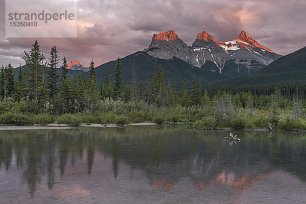 Sonnenuntergang und Alpenglühen auf den Gipfeln der Three Sisters,  Canmore,  Alberta,  Kanadische Rockies,  Kanada,  Nordamerika