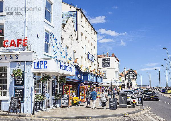 Cafés und Geschäfte an der Küste von Scarborough South Bay,  Scarborough,  North Yorkshire,  England,  Vereinigtes Königreich,  Europa