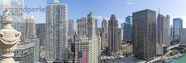 Blick auf das Wrigley Building von der Dachterrasse,  Downtown Chicago,  Illinois,  Vereinigte Staaten von Amerika,  Nordamerika