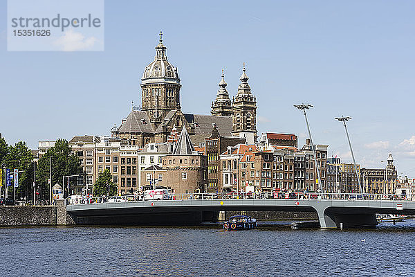 Stadtansicht mit St.-Nikolaus-Kirche,  Amsterdam,  Nordholland,  Die Niederlande,  Europa