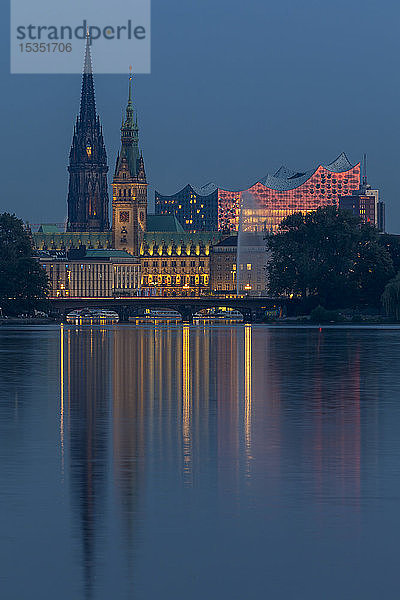 Blick von der Außenalster auf die Elbphilharmonie,  das Rathaus und das St. Nikolai-Denkmal in der Abenddämmerung,  Hamburg,  Deutschland,  Europa