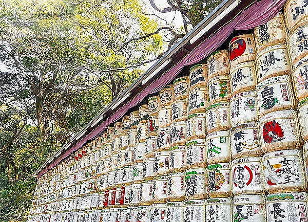 Einweihung des Meiji-Schreins,  gestapelte Sake-Fässer mit japanischen Schriftzeichen,  Meiji-Schrein,  Shibuya,  Tokio,  Japan,  Asien
