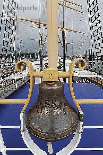 Schiffsglocke der Viermastbark Passat,  Segelschiff von 1911,  Priwall,  Lübeck-Travemünde,  Lübecker Bucht,  Ostsee,  Schleswig-Holstein,  Deutschland,  Europa