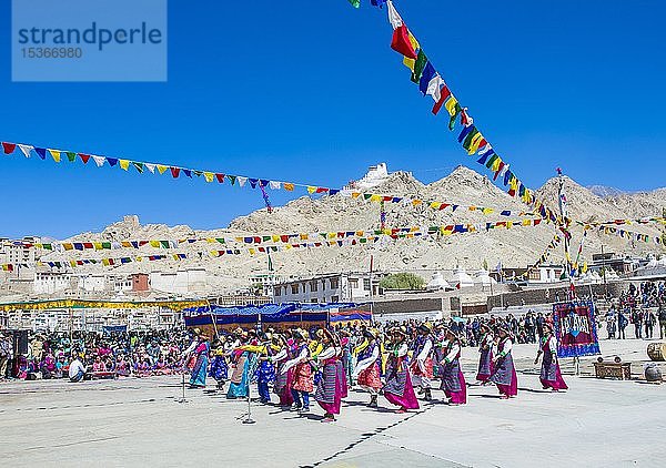 Ladakh-Leute mit traditionellen Kostümen nehmen am Ladakh-Festival teil,  Leh,  Ladakh,  Jammu und Kaschmir,  Indien,  Asien