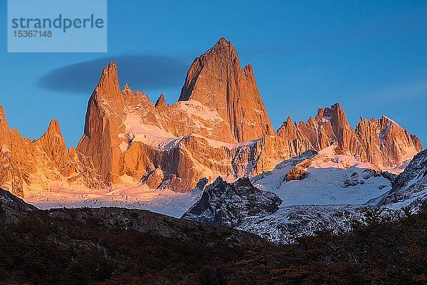 Fitz Roy Gipfelmassiv mit Schnee,  Los Glaciares Nationalpark,  Anden,  Patagonien,  Argentinien,  Südamerika