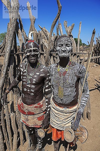 Alte Männer des Stammes der Karo mit Gesichtsbemalung,  Körperbemalung,  Karo-Dorf Duss,  Unteres Omo-Tal,  Omo-Region,  Südäthiopien,  Äthiopien,  Afrika