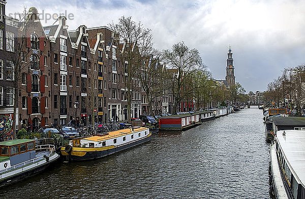Hausboote auf der Prinsengracht mit Westerkerk-Turm,  Amsterdam,  Nordholland,  Niederlande