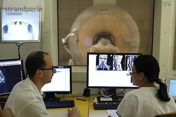 Ärzte bei der RDG-Radiologie-Screening-Untersuchung,  Karlovy Vary,  Tschechische Republik,  Europa