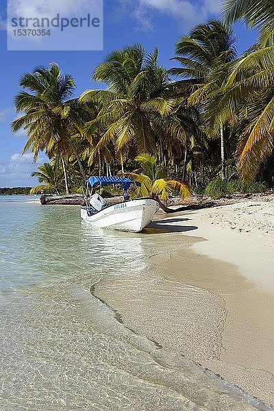 Boot am Palmenstrand,  Parque Nacional del Este,  Dominikanische Republik,  Mittelamerika