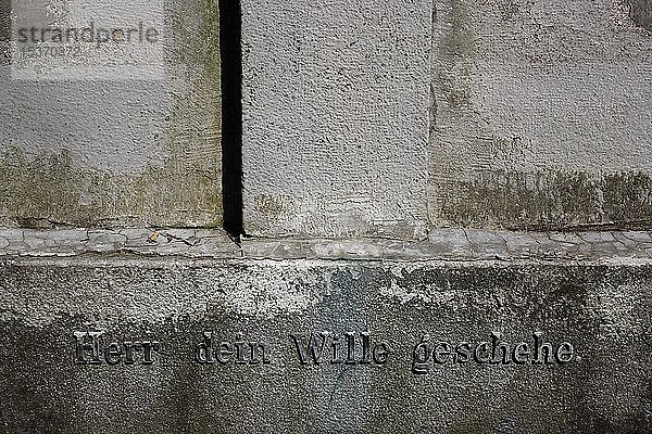 Inschrift auf einem Feldkreuz,  Oberschwaben,  Baden Württemberg,  Deutschland,  Europa