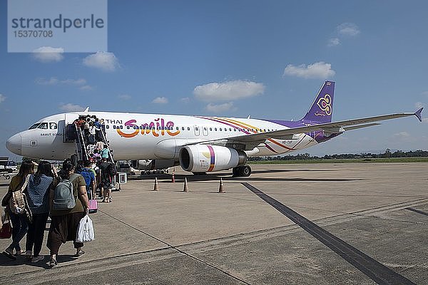 Thai Smile Airbus A320-232,  Einsteigen der Passagiere,  Internationaler Flughafen Chiang Rai,  Thailand,  Asien