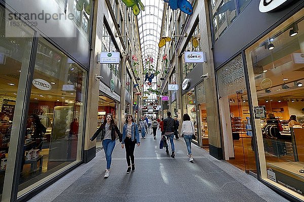Passanten in der Kaufingertor-Passage,  Einkaufszentrum,  Kaufingerstraße,  München,  Bayern,  Deutschland,  Europa