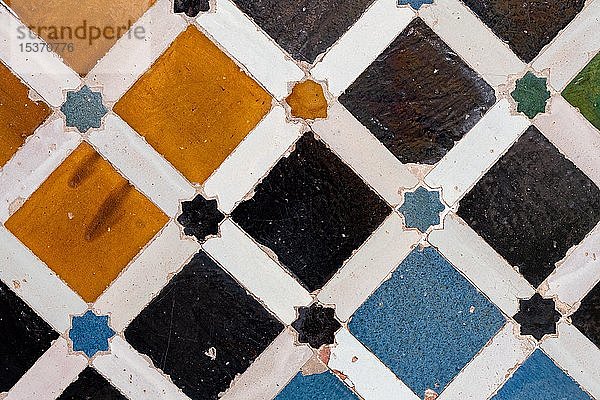 Mosaik aus quadratischen farbigen Keramikfliesen,  Palacios Nazaries,  Nasridenpaläste,  Alhambra,  Granada,  UNESCO-Weltkulturerbe,  Andalusien,  Spanien,  Europa