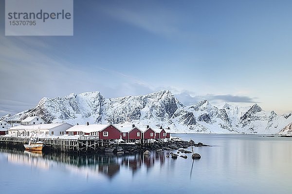 Rorbuer Hütten von Hamnoy,  hinter verschneiten Bergen,  Hamnøy,  Moskenesøya,  Lofoten,  Norwegen,  Europa