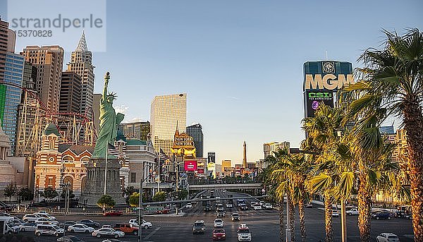 Straße Las Vegas Strip mit New York New York Hotel und MGM Grand Hotel,  hinter dem Eiffelturm,  Las Vegas,  Nevada,  USA,  Nordamerika