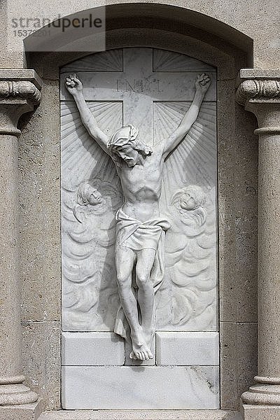 Kruzifix auf einem Grabstein