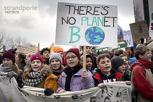 Demonstrant mit Schild There's no Planet B,  Demonstration von Schülern und Jugendlichen für den Klimaschutz,  Fridays for Future,  Berlin,  Deutschland,  Europa