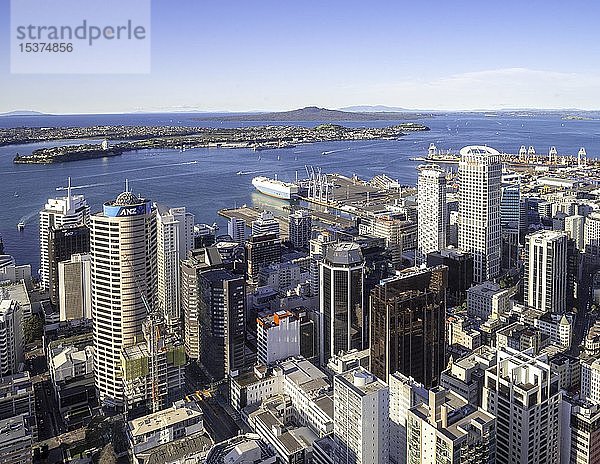 Blick von der Aussichtsplattform des Sky Tower,  Skyline mit Wolkenkratzern und Hafen,  Central Business District,  Auckland,  Nordinsel,  Neuseeland,  Ozeanien