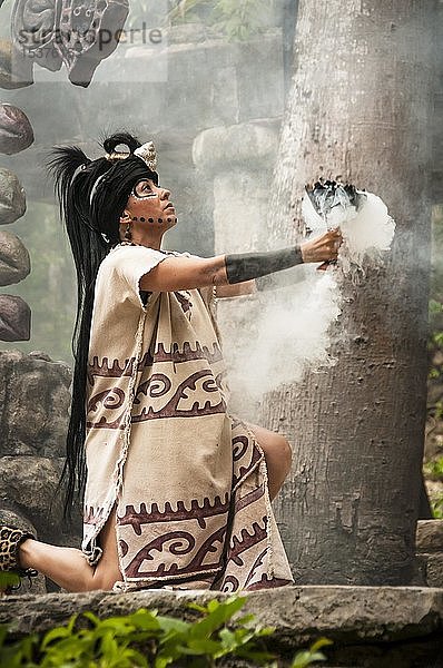 Maya-Frau bei der Aufführung der Maya-Kultur-Show Los Rostros de Ek chuah im Xcaret-Park,  Riviera Maya,  Mexiko,  Mittelamerika