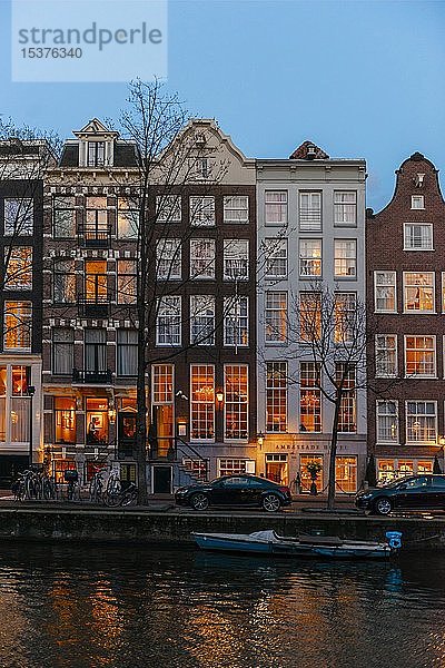 Abendstimmung,  Gracht mit Brücke,  Gracht mit historischen Häusern,  Amsterdam,  Nordholland,  Niederlande