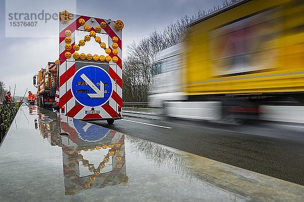 Warnung zum Fahrspurwechsel an einem Fahrzeug der Autobahnmeisterei auf der Autobahn A4 bei Regen,  Deutschland,  Europa