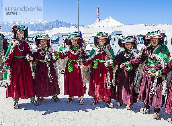 Ladakh-Leute mit traditionellen Trachten tanzen,  Ladakh Festival,  Leh,  Ladakh,  Jammu und Kaschmir,  Indien,  Asien