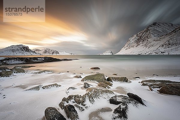 Felsenküste mit Schnee bei Sonnenuntergang,  Haukland,  Lofoten,  Norwegen,  Europa