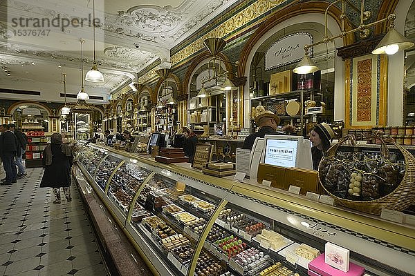Bar mit Pralinen,  Schokoladenabteilung,  Kaufhaus Harrods,  London,  England,  Großbritannien