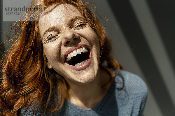 Porträt einer lachenden rothaarigen Frau