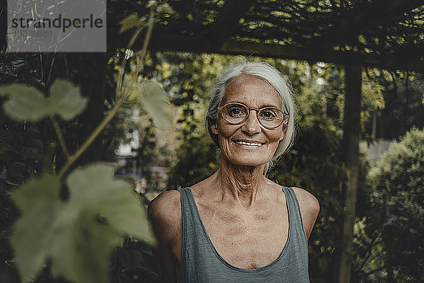 Porträt einer älteren Frau,  die eine Brille trägt