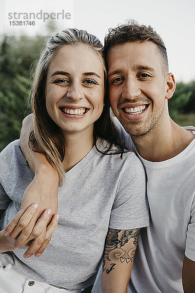 Porträt eines jungen lachenden Paares
